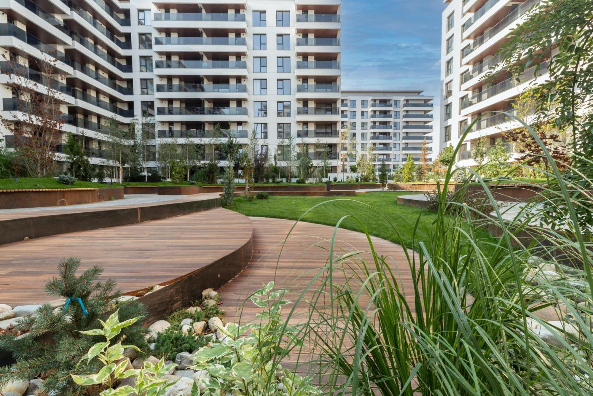 Stylish 1br With Balcony In Vibrant Business Area *