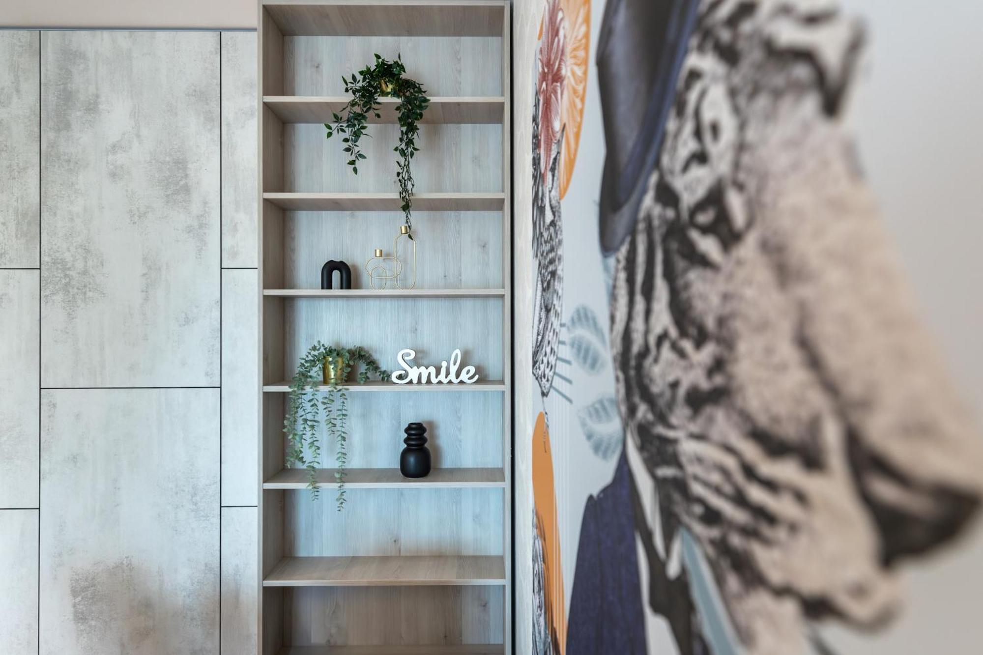 Stylish 1br With Balcony In Vibrant Business Area דירה *